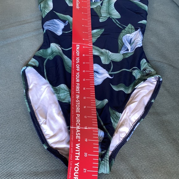 NEW Tommy Bahama swimming suit ,NO TAG,size 6 - Picture 11 of 12